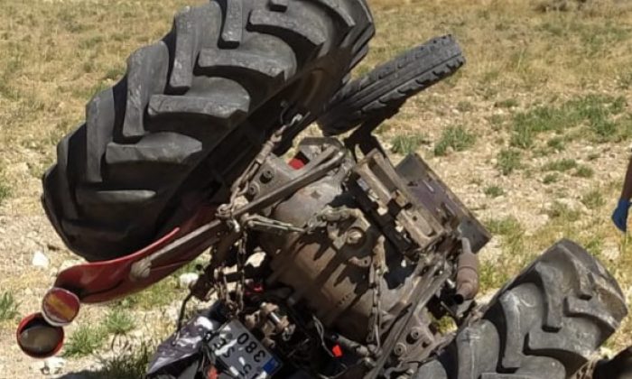 KARAMANLI’DA TRAKTÖRÜN ALTINDA KALAN SÜRÜCÜ YAŞAMINI YİTİRDİ