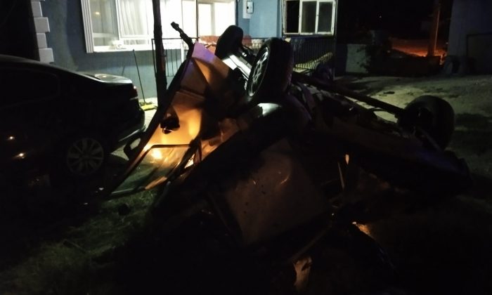 KAZA YAPAN ARAÇTAN FIRLAYAN KİŞİ ÇATIYA SAVRULDU: 1 ÖLÜ 2 YARALI